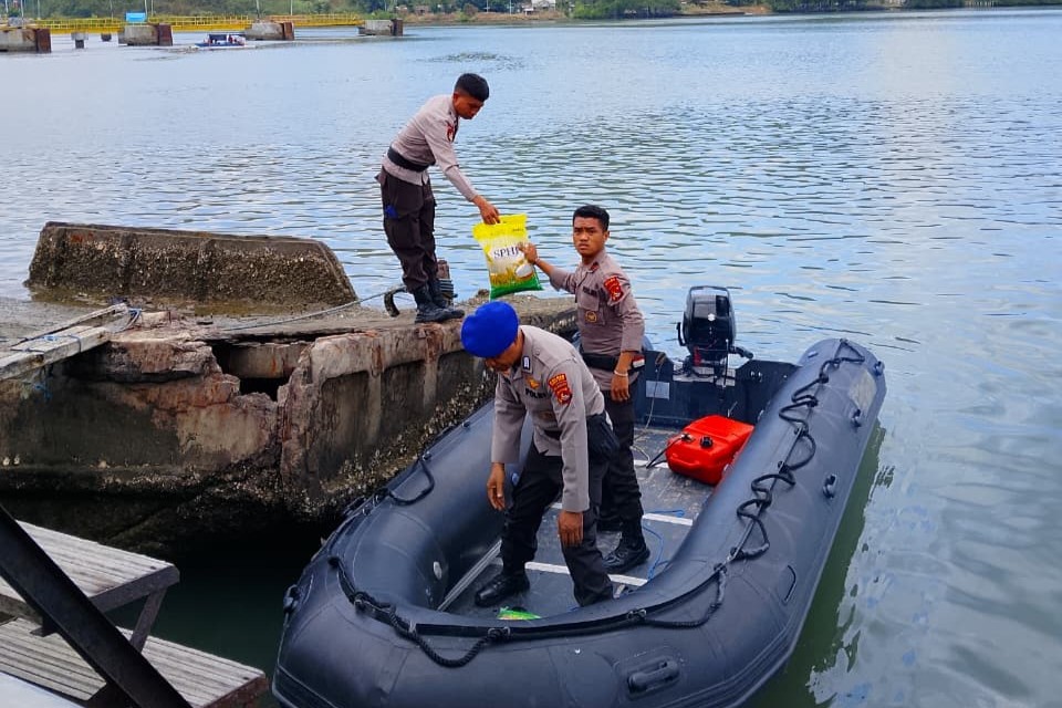 Polri Peduli, Polres Lombok Barat Gelar Gerakan Pangan Murah di Pesisir Lembar