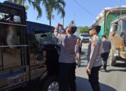 Polsek Lembar Ajak Sopir Truk Kibarkan Merah Putih di Jalan Raya Sambut HUT RI ke-80