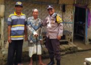 Wujud Kepedulian, Polres Lombok Barat Beri Bantuan Tongkat untuk Lansia di Lombok Barat