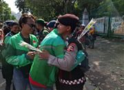 Bagikan Ribuan Mawar Untuk Anggota Polri dan TNI di Sekitar Monas, Komunitas Ojol Tidak Mau Terprovokasi