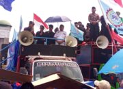 Buruh dan Polisi Gelar Sholawat dan Doa Bersama di Tengah Penyampaian Pendapat