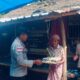 Hadir untuk Warga, Polsek Sekotong Bagikan Bantuan Nutrisi di Dusun Bertong Barat