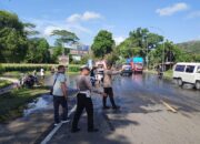 Cegah Kecelakaan, Polsek Gerung Amankan Jalan Licin Akibat Tumpahan Solar