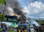 Personel Polri dan TNI Bahu Membahu Padamkan Api di Kompleks Kodam Lama Jayapura
