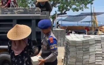 Dari Kapal ke Darat: Bripka Ramli dan Anggota Polairud Bahu-Membahu Distribusikan Logistik Infrastruktur 3 Gili