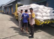 Amankan Stok Pangan, Polsek Gerung Dampingi Distribusi Jagung ke BULOG
