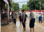 Cepat Tanggap, Satsamapta Polres Bima Bantu Warga Terdampak Banjir dan Evakuasi Pohon Tumbang di Wilayah Kecamatan Madapangga