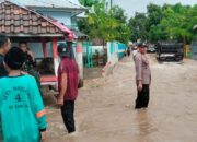 Demi Kemanusiaan, Bhabinkamtibmas Polsek Madapangga dan Babinsa Rela Basah Kuyup Menerjang Banjir Bantu Evakuasi Warga