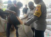 Amankan Cadangan Pangan, Bhabinkamtibmas Gerung Dampingi Petani