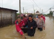 Polri Bantu Warga di Sejumlah Pemukiman Yang Terdampak Banjir di Batuphat Barat
