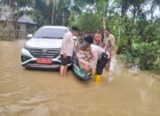 POLRES ACEH BARAT IMBAU WARGA TINGKATKAN KEWASPADAAN AKIBAT BANJIR DI KAWAY XVI