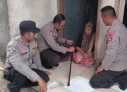 Jamin Mobilitas, Polres Lombok Barat Beri Tongkat Gratis ke Lansia di Labuapi