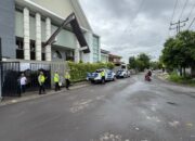 Satgas Kamseltibcar Lantas Ops Lilin Rinjani 2025 Amankan Arus Lalu Lintas di Depan Gereja, Ibadah Natal Berjalan Lancar