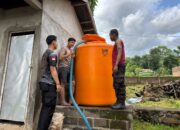 Aksi Sosial dan Cepat Tanggap, Satsamapta Polres Bima Salurkan Bantuan 5000 Liter Air Bersih di Gereja Santo Yohanes Maria Vianei